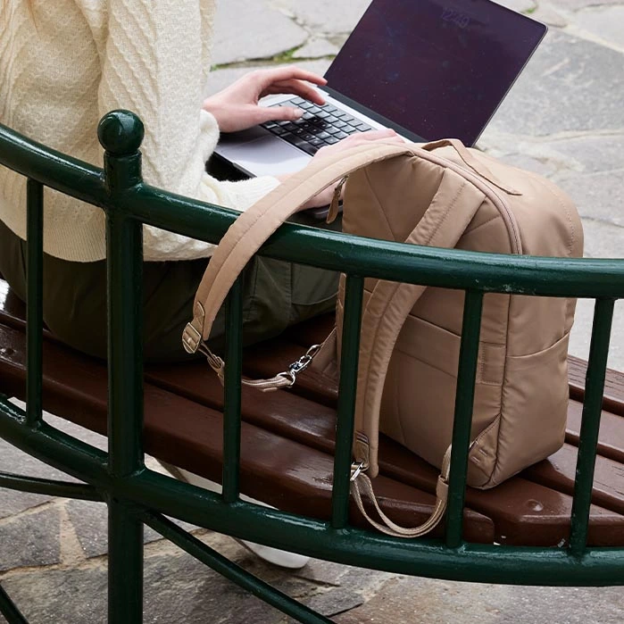 Plecak damski z systemami antykradzieżowymimarki Pacsafe