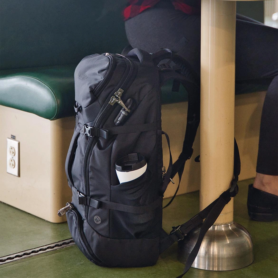 Plecak antykradzieżowy Pacsafe EXP 35 z zabezpieczeniem Roobar Deluxe