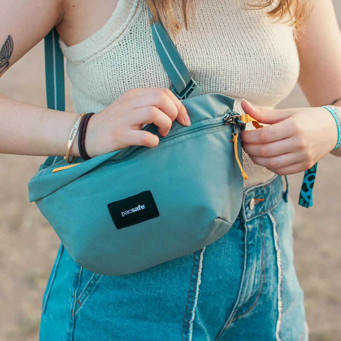 Biodrówka antykradzieżowa Pacsafe Go w kolorze niebieskim z karabińczykiem Zip Clip