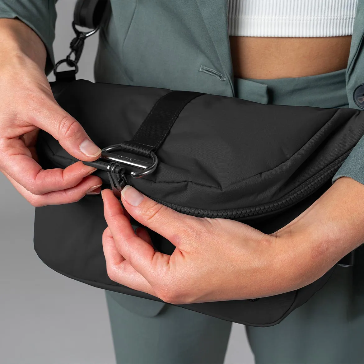 Torebka antykradzieżowa Pacsafe Cx z systemem zabezpieczenia zamków Roobar Style