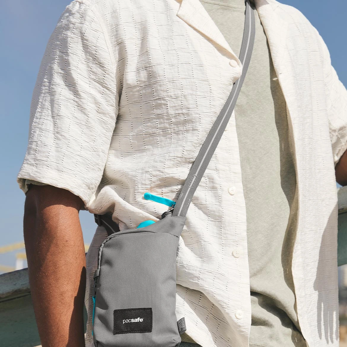 Pacsafe Go mini torebka z paskami Carrysafe