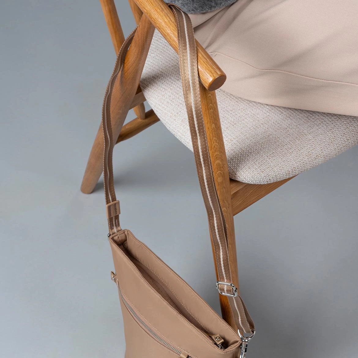 Torebka Pacsafe W ze zbrojonymi paskami ze stalową linka przeciwprzecieciu