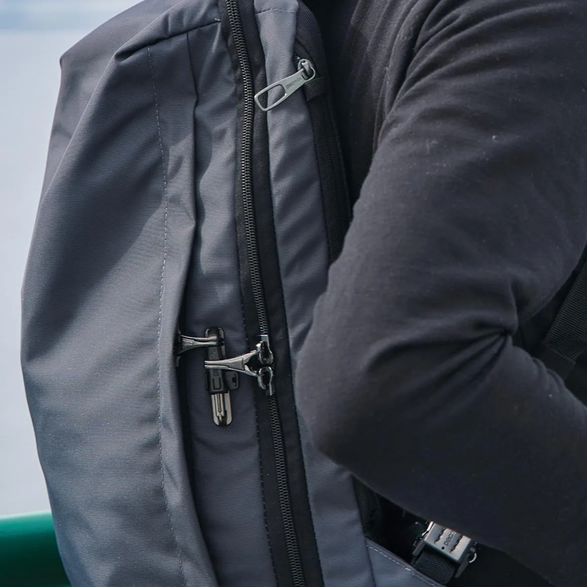 Limonkowa torebka na ramię Pacsafe Cx