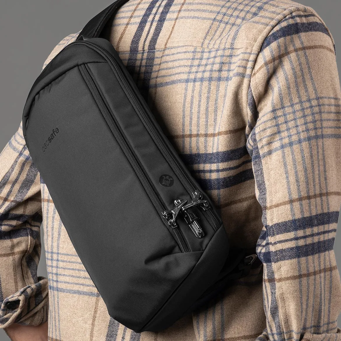 Torebka marki Pacsafe z z serii CX z systemem zabezpieczenia zamków Roobar Style