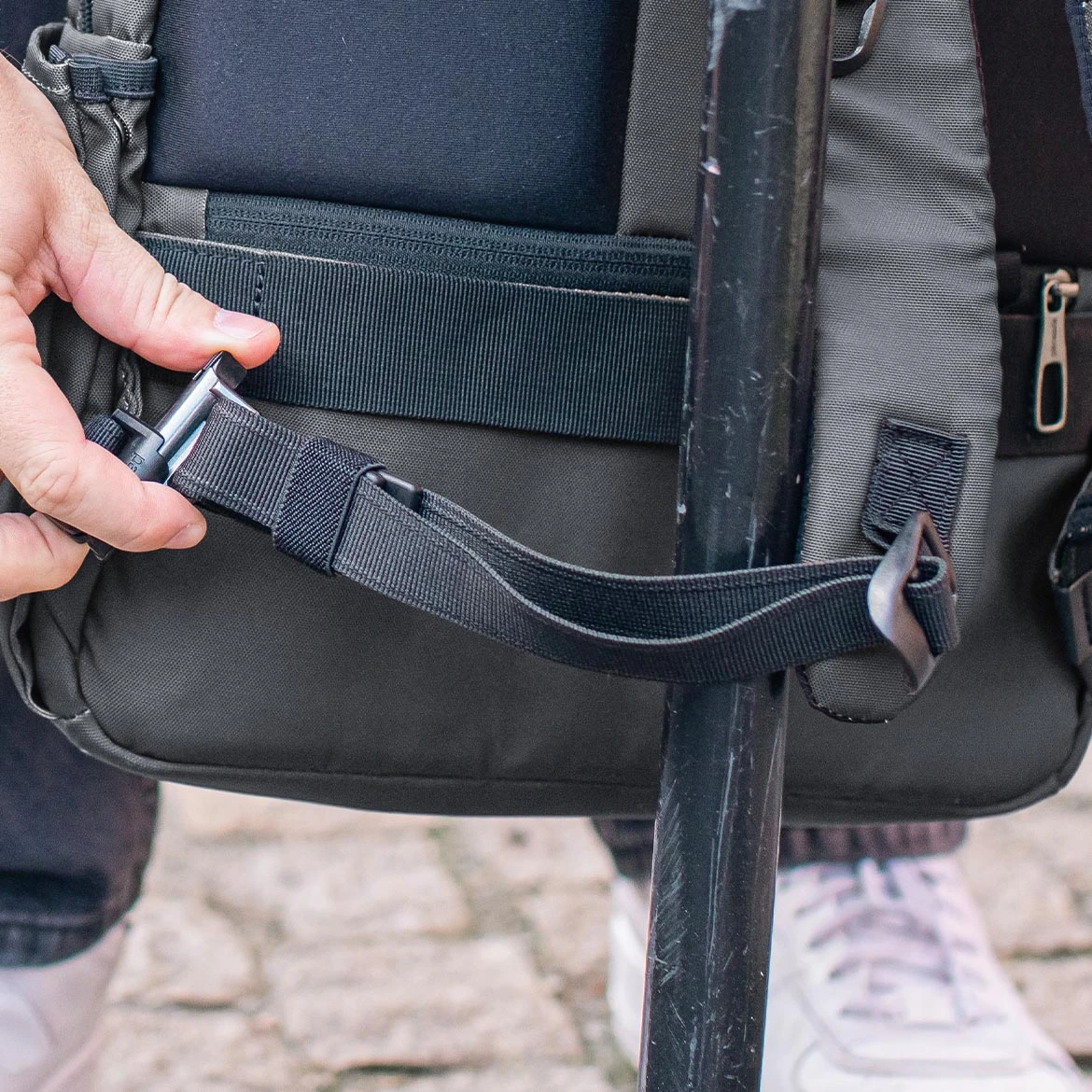 Zbliżenie na plecak z paskami zbrojone stalową linką i z włokna Dyneema