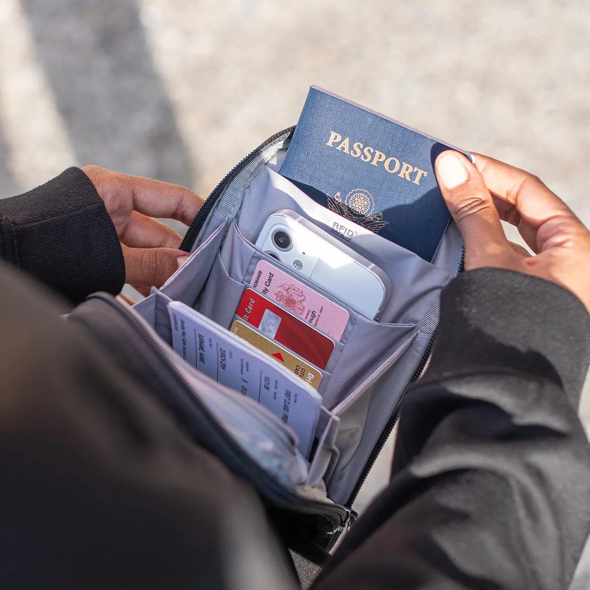 Torebka antykradzieżowa Pacsafe RfidSafe na karty, telefon i paszport