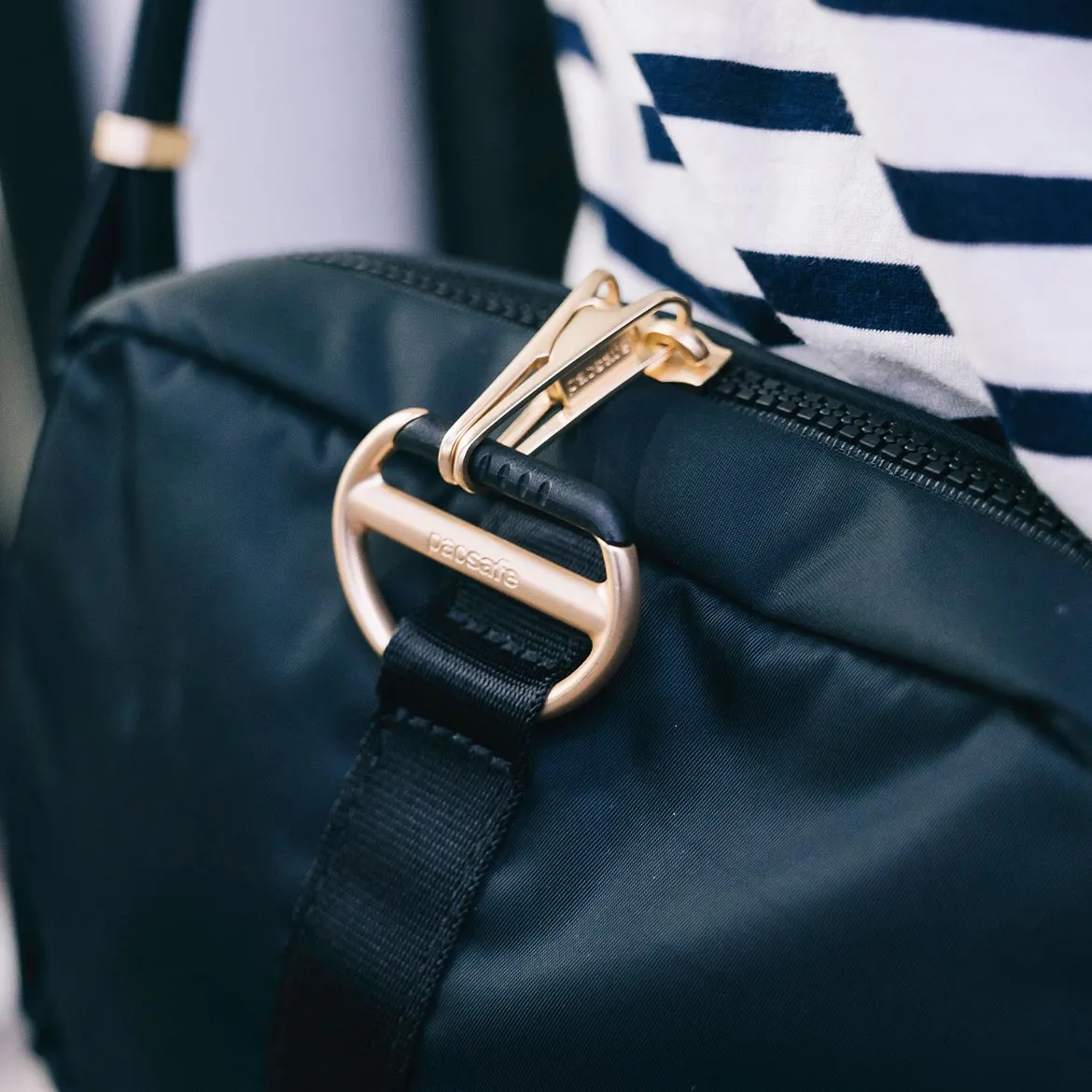 Torebka Pacsafe CX z eleganckim zamkiem Roobar Style