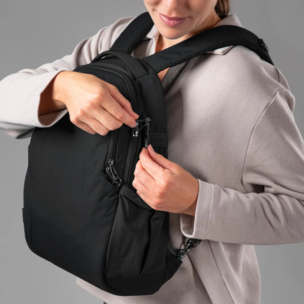 Plecak z serii Pacsafe LS z systemem zabezpieczeń zamków Lockabout