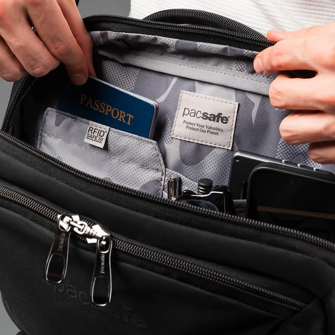 Torba na laptopa antykradzieżowa Pacsafe EXP z kieszonką na paszport i karty Rfid Safe