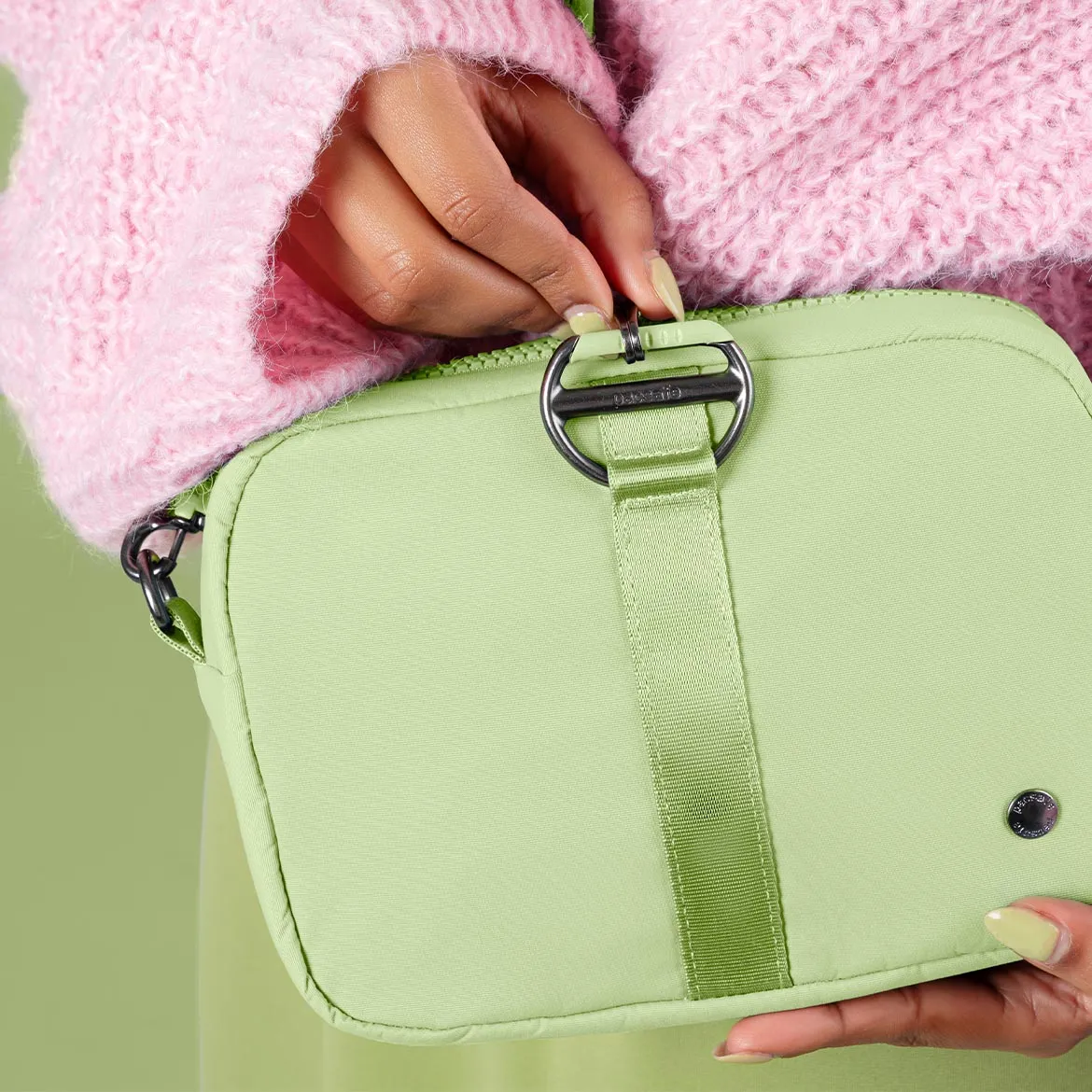 Limonkowa torebka na ramię Pacsafe Cx