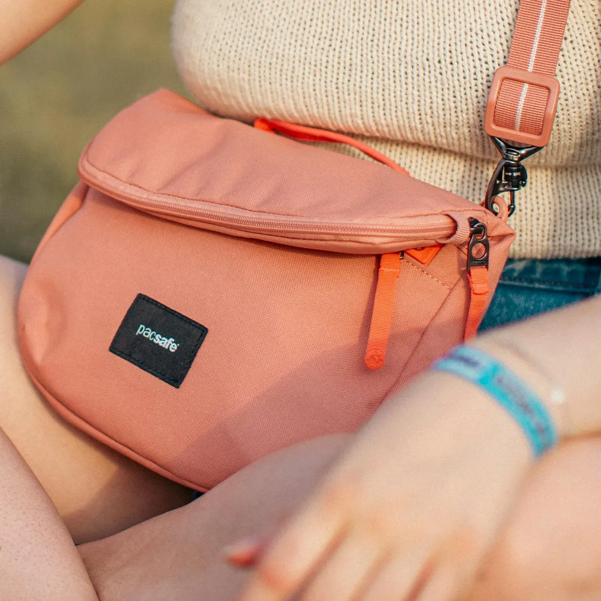 Zabezpieczenie Zip tab w torebce antykradziezowej składanej Pacsafe Go w kolorze różowym