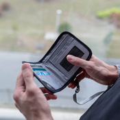 Men's small RFID Pacsafe V100 wallet - black