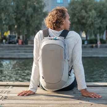 Plecak wycieczkowy antykradzieżowy 25 l Pacsafe ECO Econyl® - szary