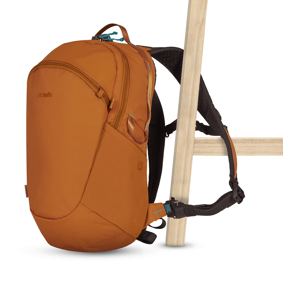 Plecak miejski antykradzieżowy 18l Pacsafe ECO Econyl® - pomarańczowy