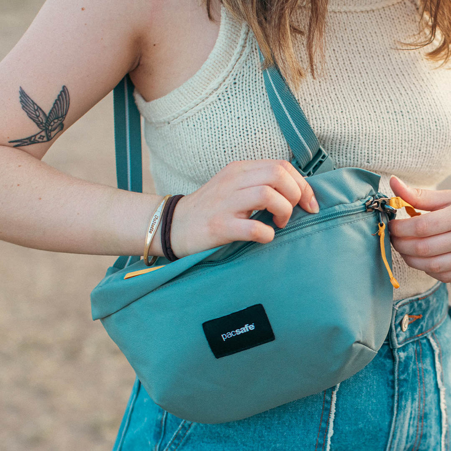 Hip bag anti-theft Pacsafe Go - mint