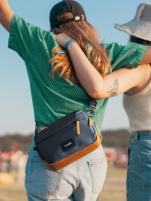 Small urban anti-theft bag Pacsafe Go - navy blue