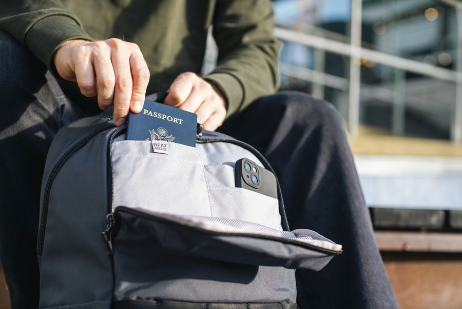 Anti-theft urban backpack Pacsafe Metrosafe X 25L - dark grey
