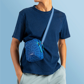 Torebka miejska na ramię antykradzieżowa Pacsafe Go - turkusowa