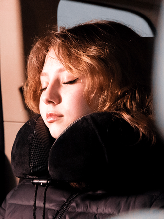 Travel pillow around the neck - Black. Plus ear plugs and eye band