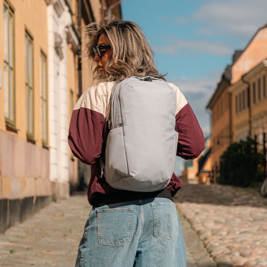 Anti-theft laptop backpack Pacsafe Vibe 25l - gray