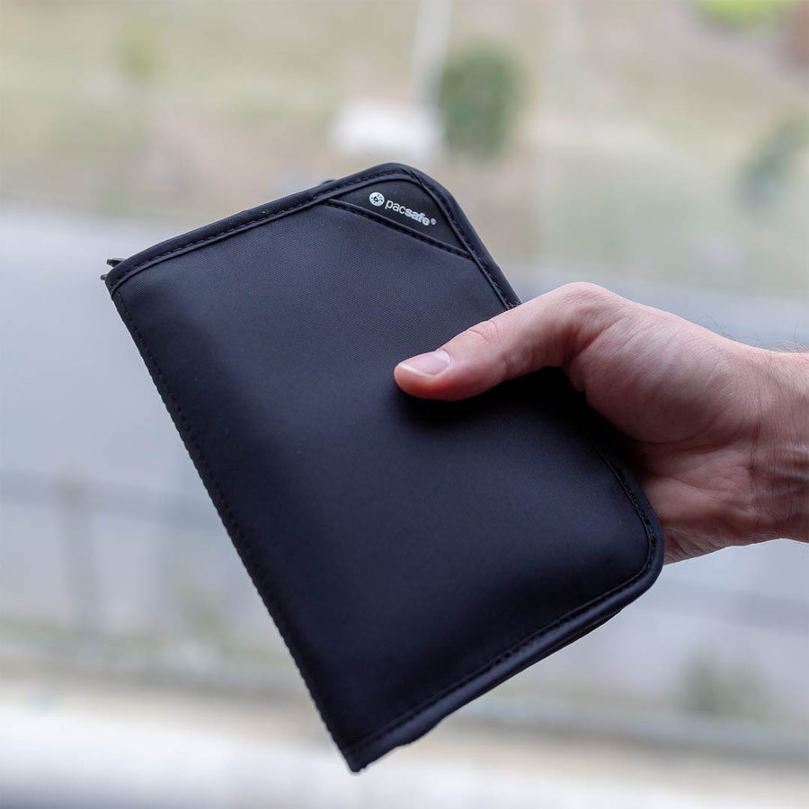 Men's small RFID Pacsafe V150 wallet - black