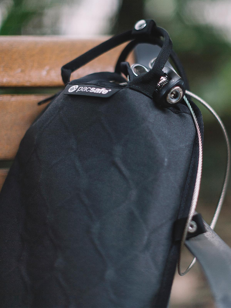 Sejf podróżny antykradzieżowy średni Pacsafe Travelsafe 5 l GII - czarny