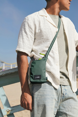 Anti-theft Pacsafe GO shoulder bag - Green