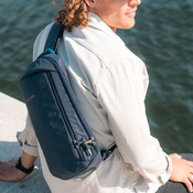 Plecak na jedno ramię antykradzieżowy Pacsafe V - granatowy