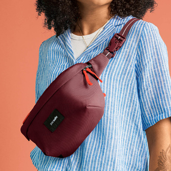 Pacsafe Go anti-theft hip pack - burgundy