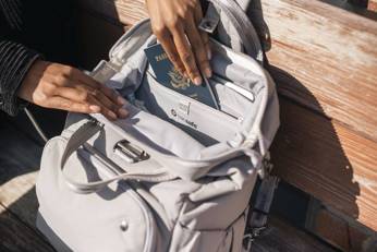 Plecak damski antykradzieżowy Pacsafe Citysafe CX backpack Econyl® - jasnoszary