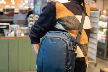 Torba miejska na ramię antykradzieżowa Pacsafe Metrosafe LS250 CX Econyl® - granatowy